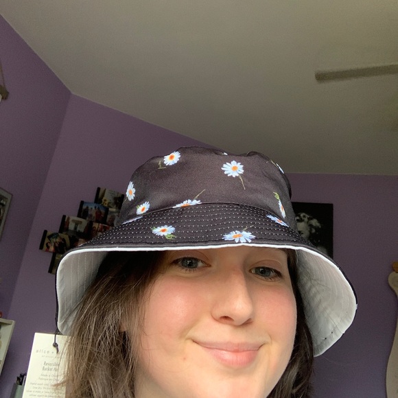 Alice + Olivia Accessories - Alice + Olivia - Reversible Flower Bucket Hat/Plain White
